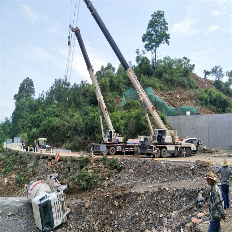 湖口县汽车掉沟里叫吊车救援要多少钱
